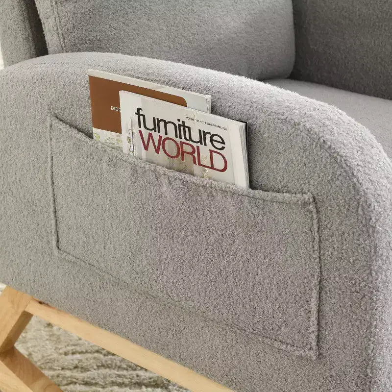 Fauteuil à bascule rembourré à dossier haut moderne avec 2 poches de rangement latérales – 70 cm
