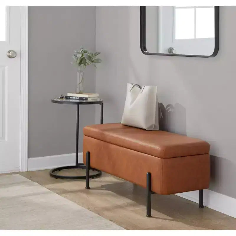 Banc rembourré Daniella – Structure en acier noir avec assise en cuir PU couleur camel