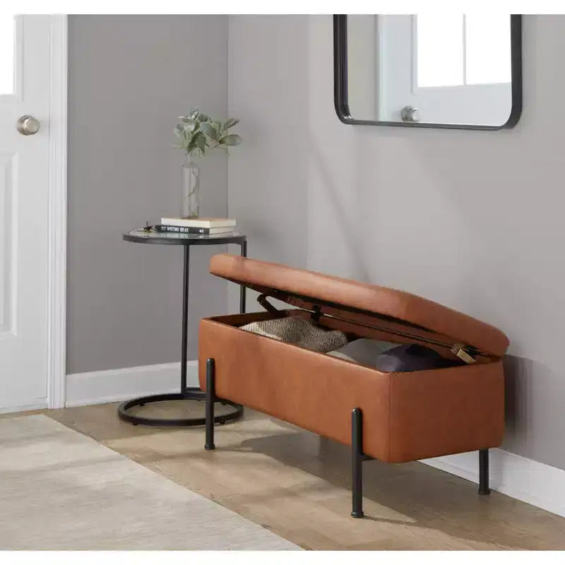 Banc rembourré Daniella – Structure en acier noir avec assise en cuir PU couleur camel